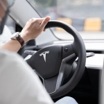 Автономный автомобиль будущего с датчиками и системами ИИ